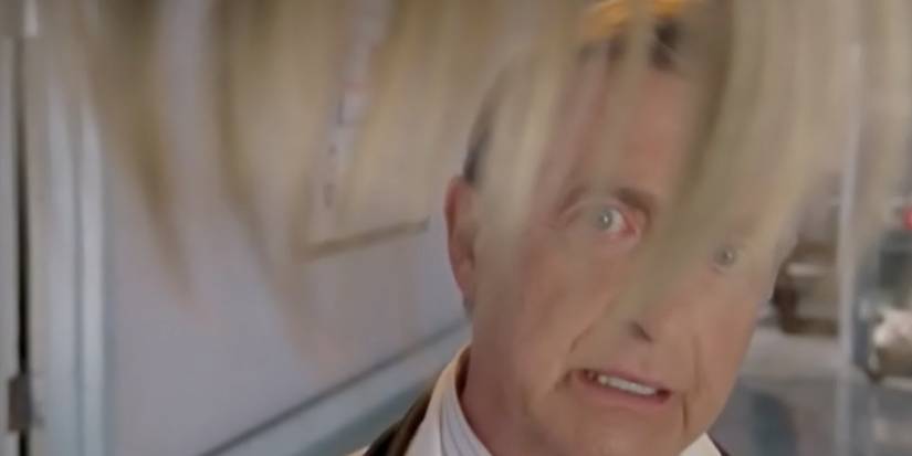 10 Original Scrubs Episodes That Have Aged Poorly 4 Elliot looking at Kelso through her fringe in Scrubs