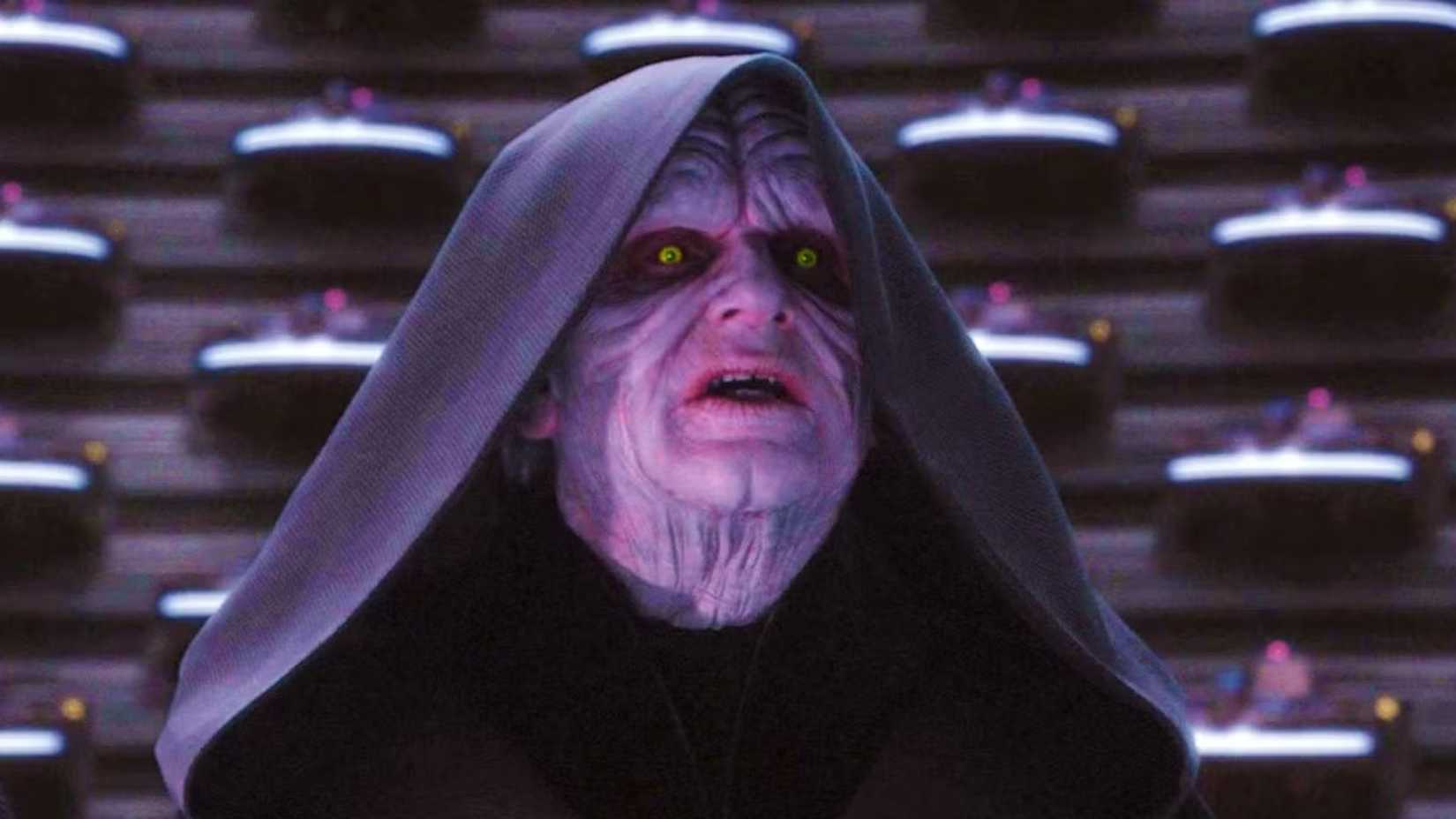 Imperador Palpatine falando em A Vingança dos Sith com seus olhos Sith visíveis sob o capuz