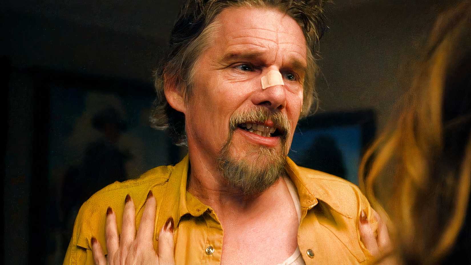 Ethan Hawke com o nariz enfaixado em The Lowdown