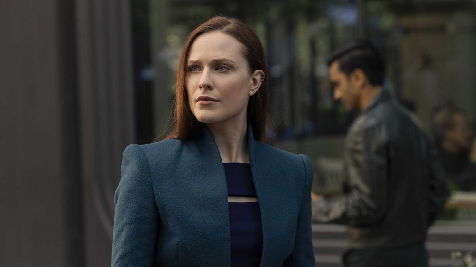 Dolores fora de Westworld vestida com roupas modernas.