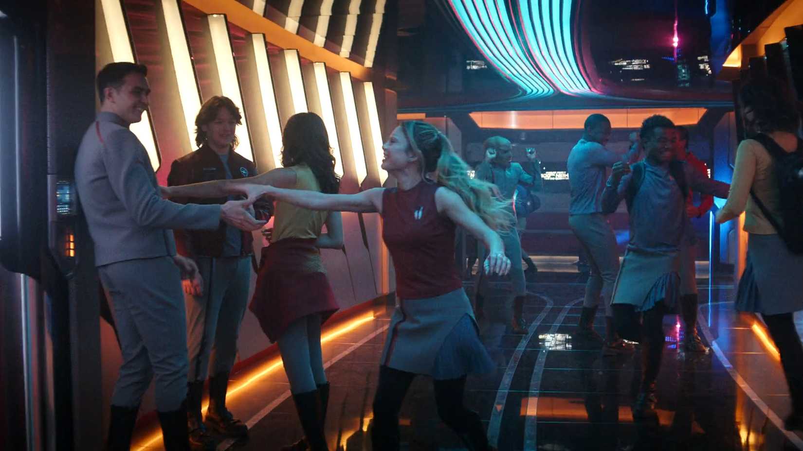 Cadete Ferengi dançando ao fundo em Star Trek: Starfleet Academy