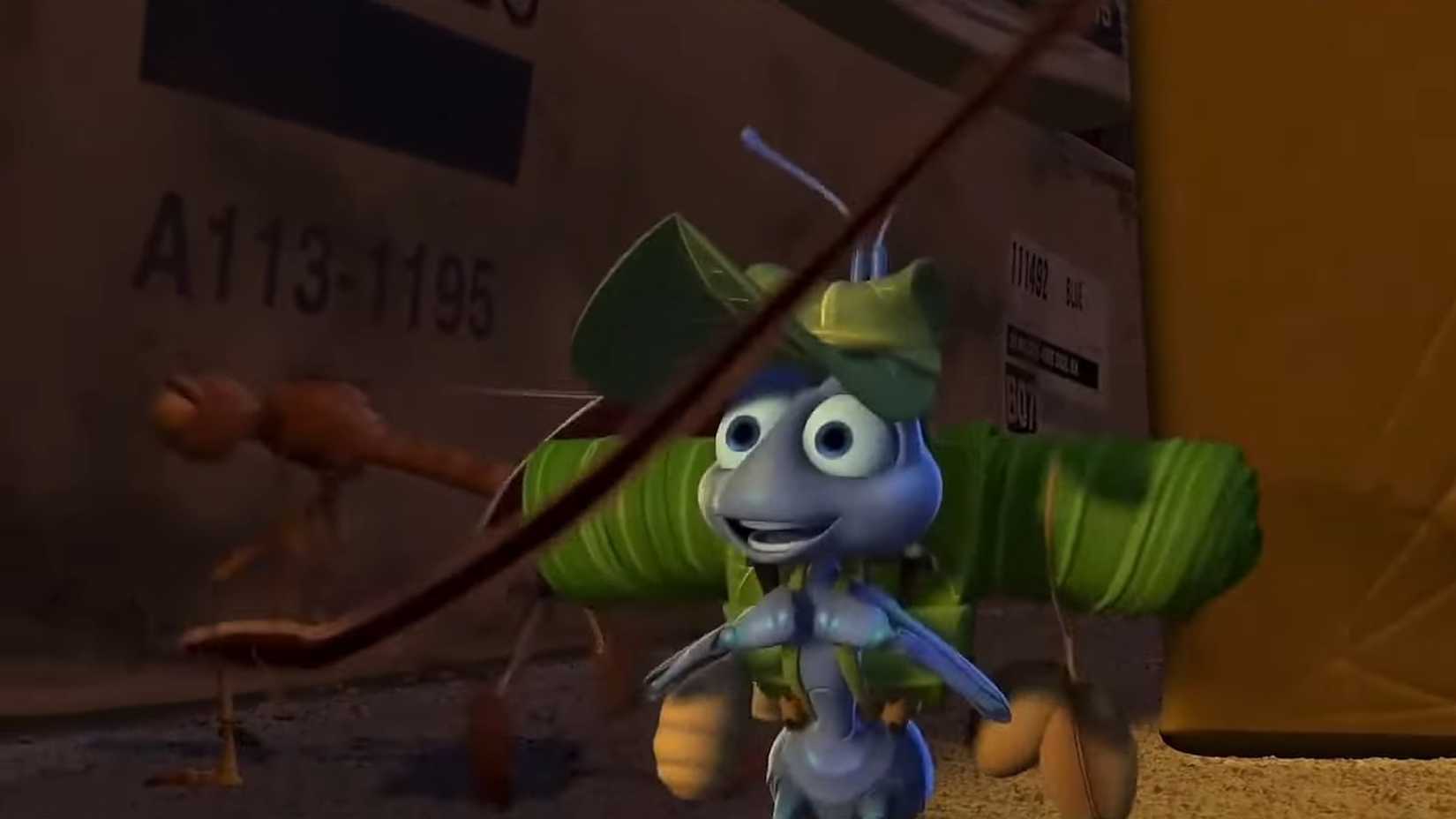 Flik andando em um assentamento de insetos, sorrindo e usando um chapéu em Vida de Inseto