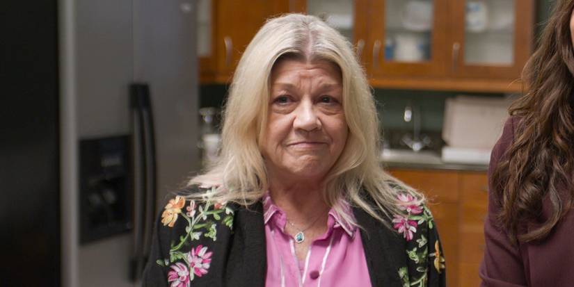 Stephanie Hodge como Helen em Jury Duty: Company Retreat