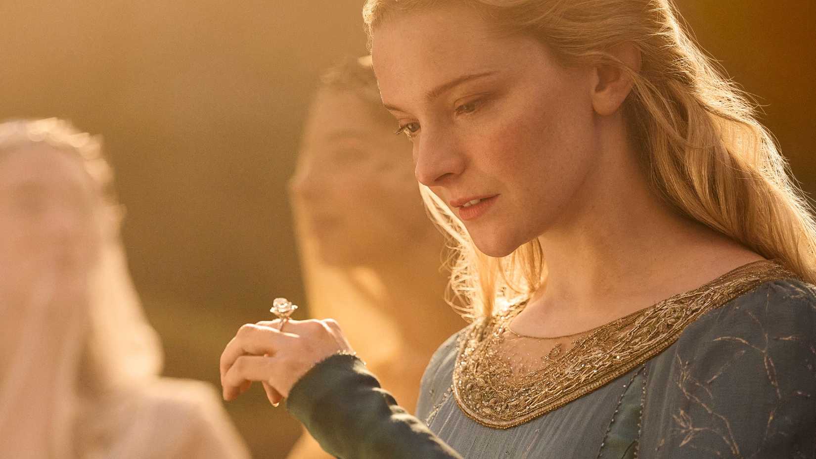 Galadriel olhando para seu Anel em Rings of Power