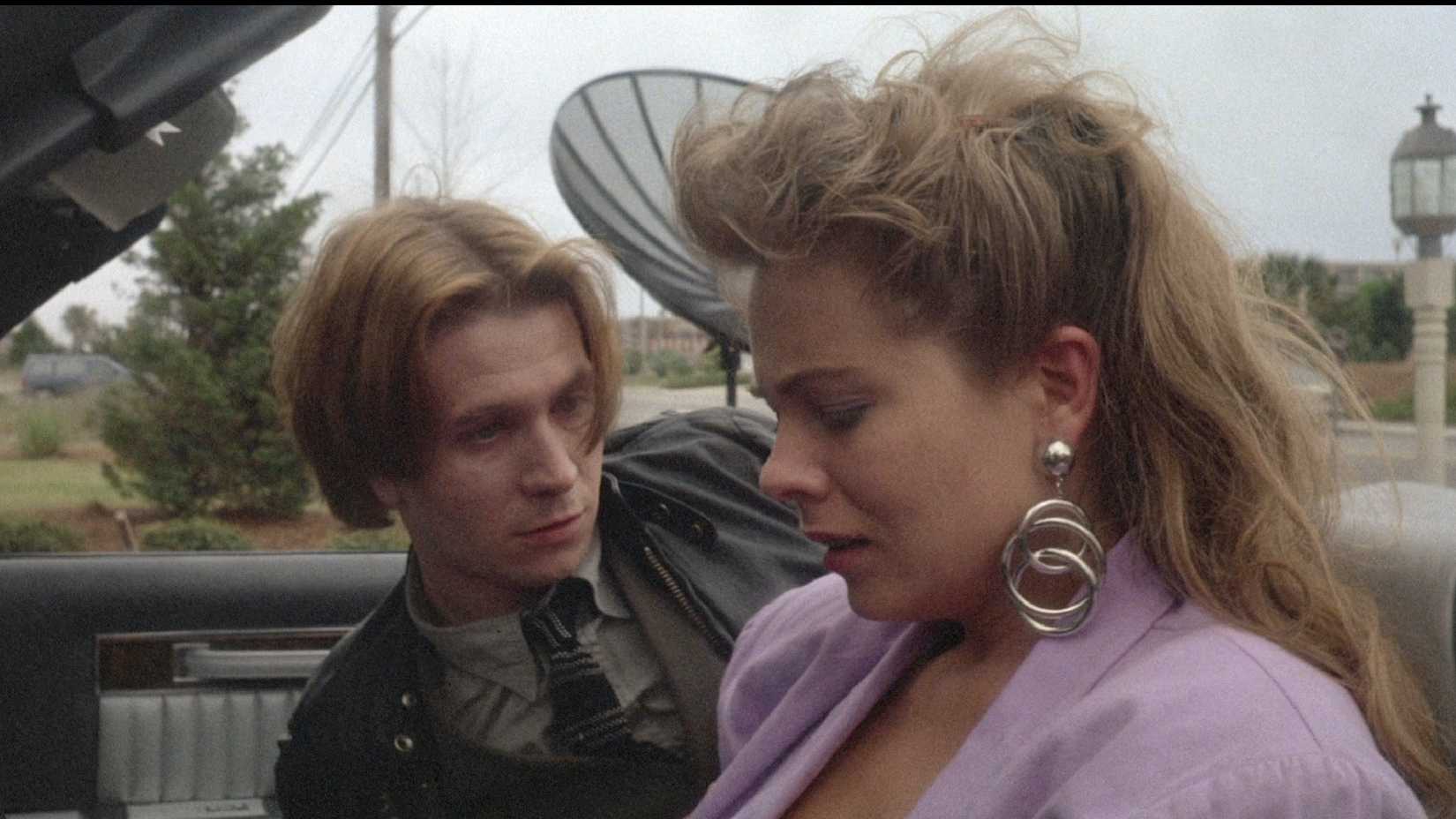 Gary Oldman em um conversível em Track 29