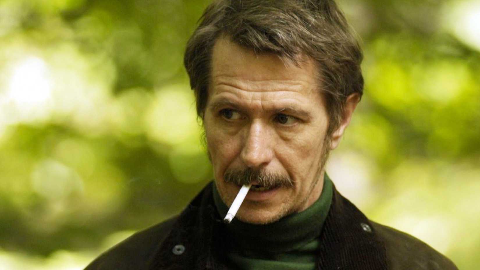 Gary Oldman na floresta em The Backwoods