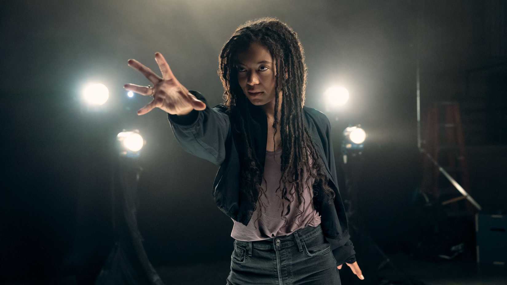 Marie (Jaz Sinclair) estendendo a mão em Gen V.