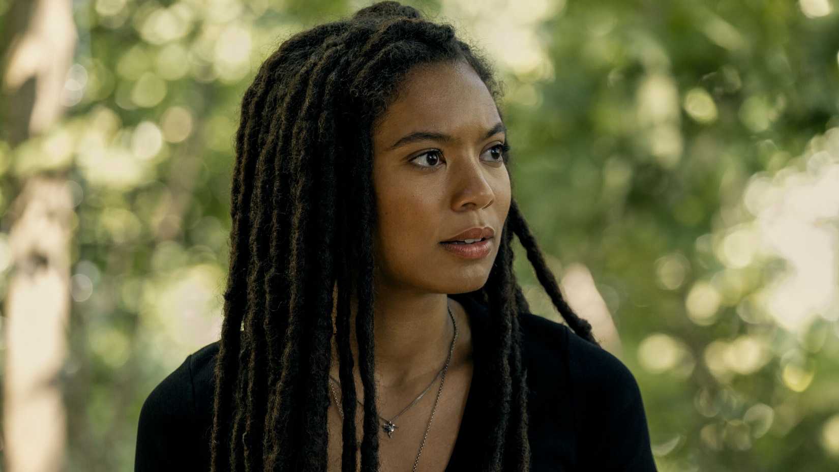 Marie (Jaz Sinclair) olhando para o lado em Gen V.