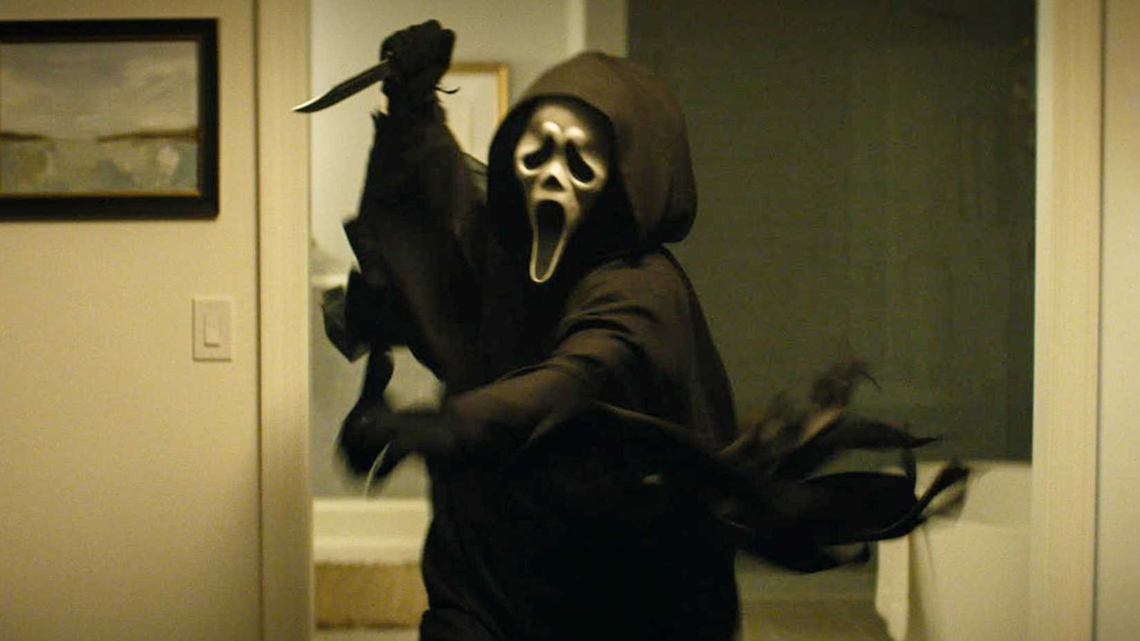 Ghostface corre para a câmera empunhando uma faca em Scream 7