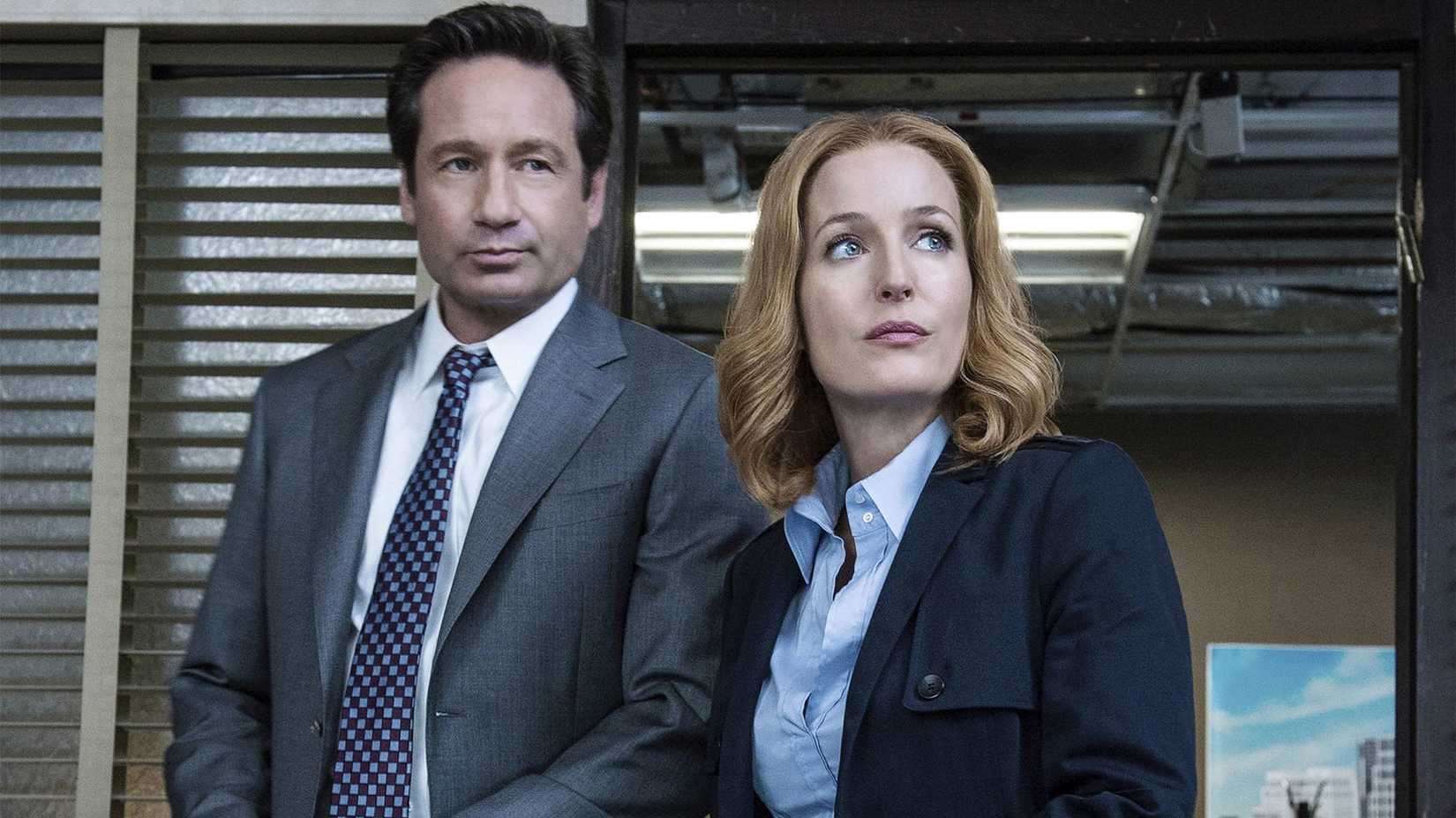 Gillian Anderson and David Duchovny entering an office in The X-Files