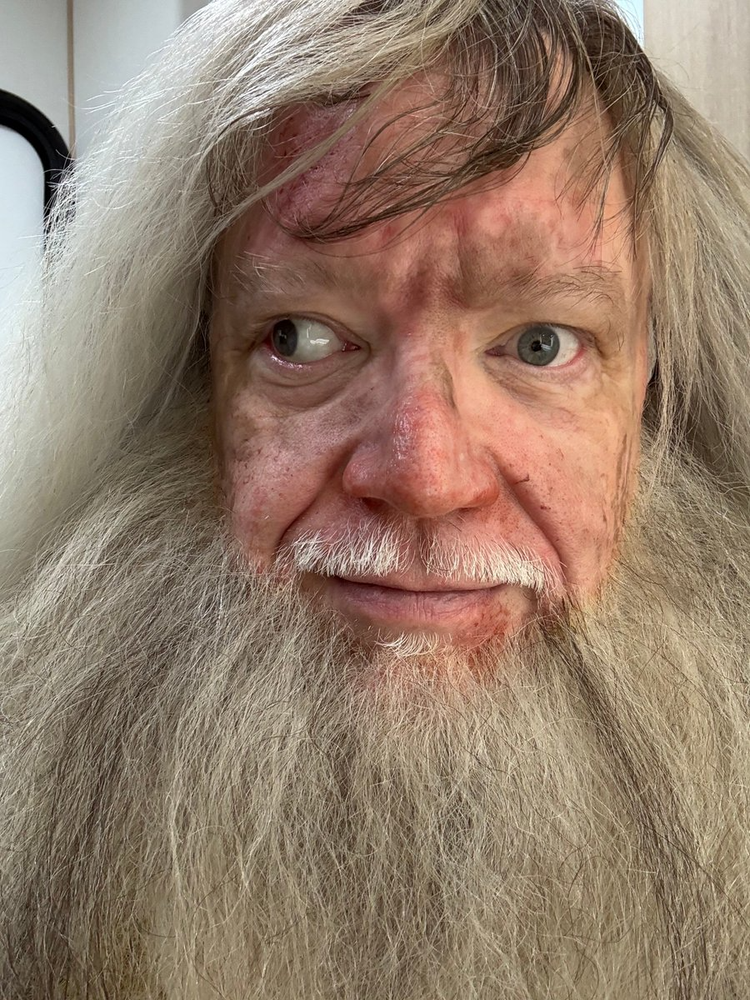 Guillermo del Toro como Pappy McPoyle em foto divulgada nas redes sociais.