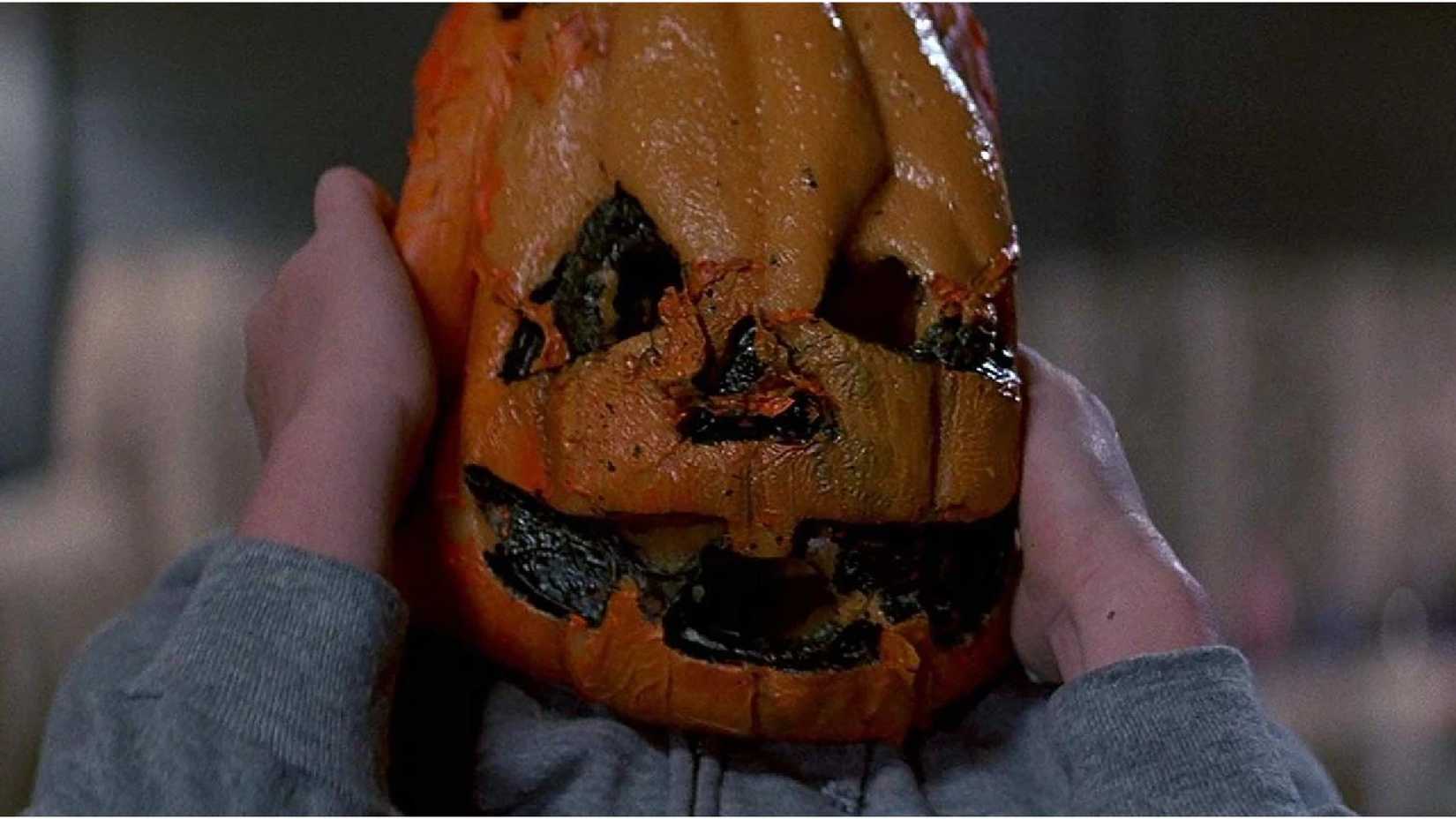 Cabeça de um garoto derretendo em uma máscara de Halloween de Halloween III: Season of the Witch