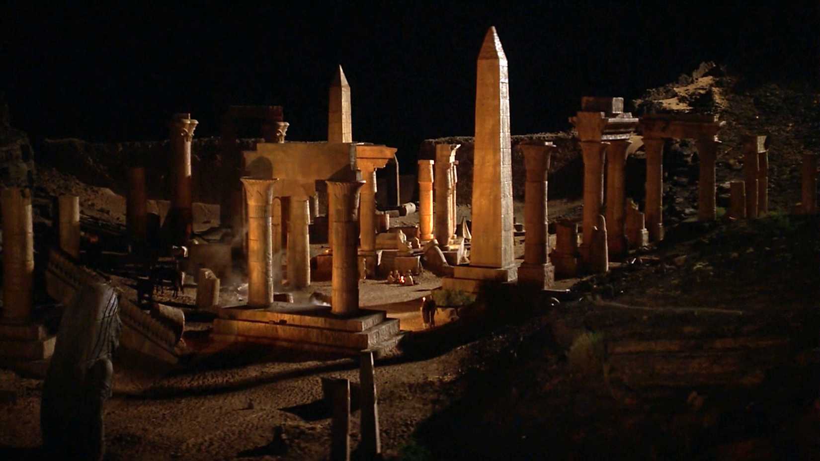 10 Harsh Realities Of Rewatching The Mummy, 27 Years Later 3 Hamunaptra at night from The Mummy 1999