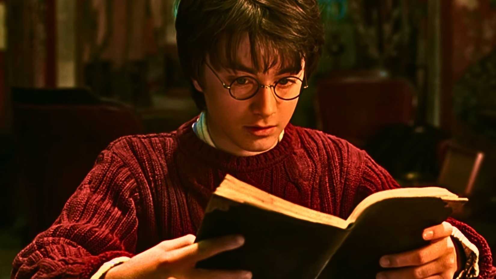 Harry Potter (Daniel Radcliffe) lendo o Diário de Tom Riddle em A Câmara Secreta