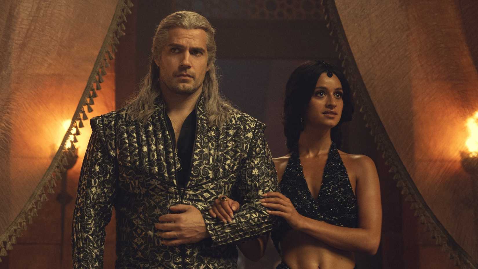 Henry Cavill e Anya Chalotra em The Witcher