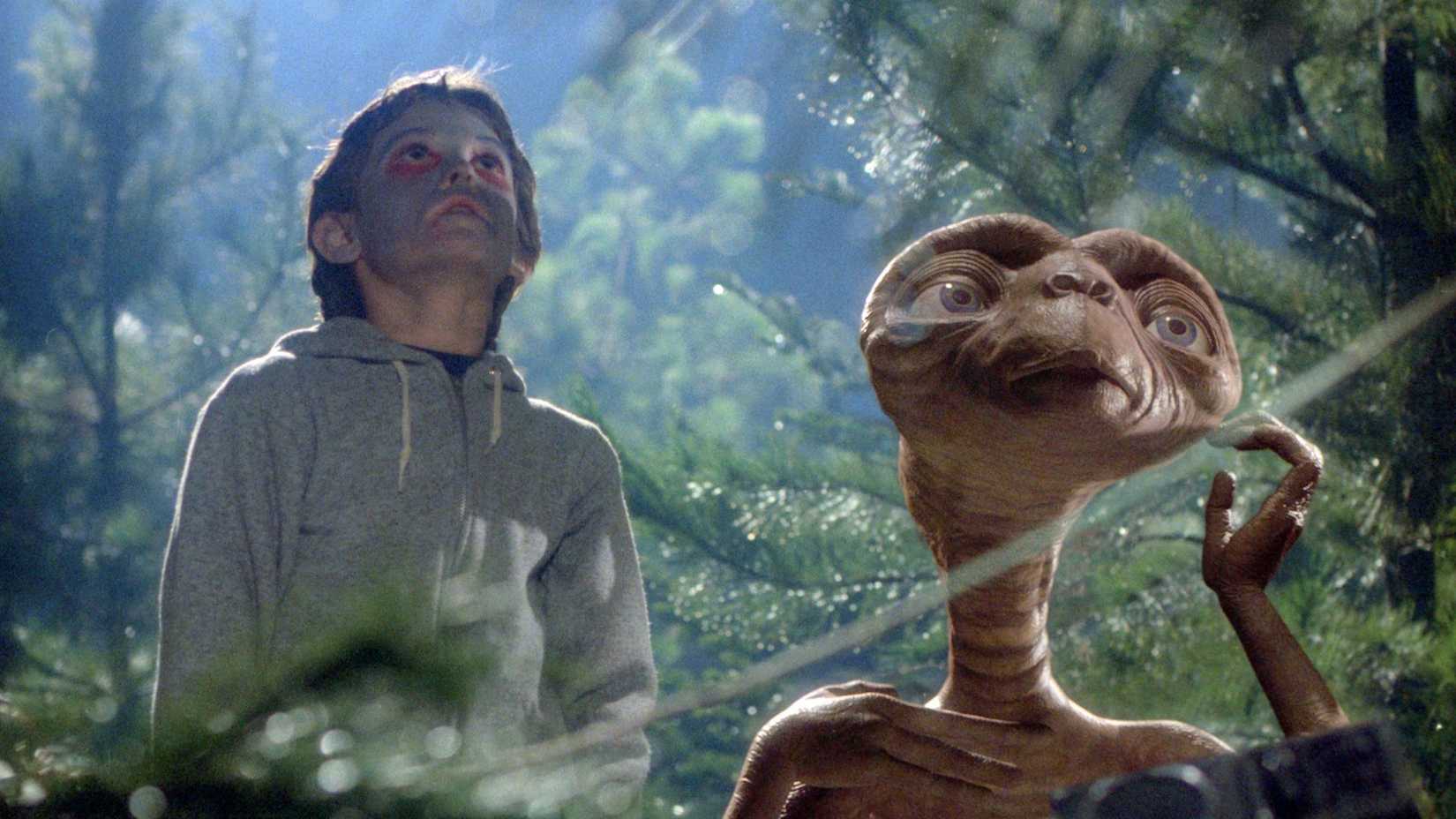 Henry Thomas com Elliot e E.T. em E.T. - O Extraterrestre
