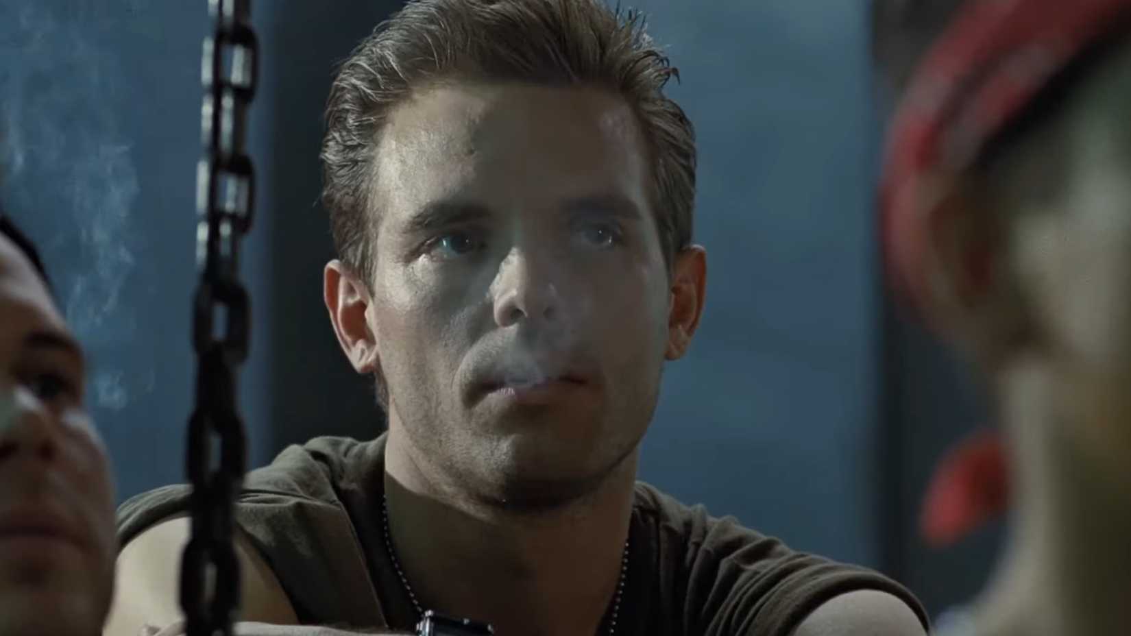 The 7 Smartest Characters In The Alien Franchise, Ranked By Survival Strategy 1 Hicks (Michael Biehn) smoking during the briefing in Aliens