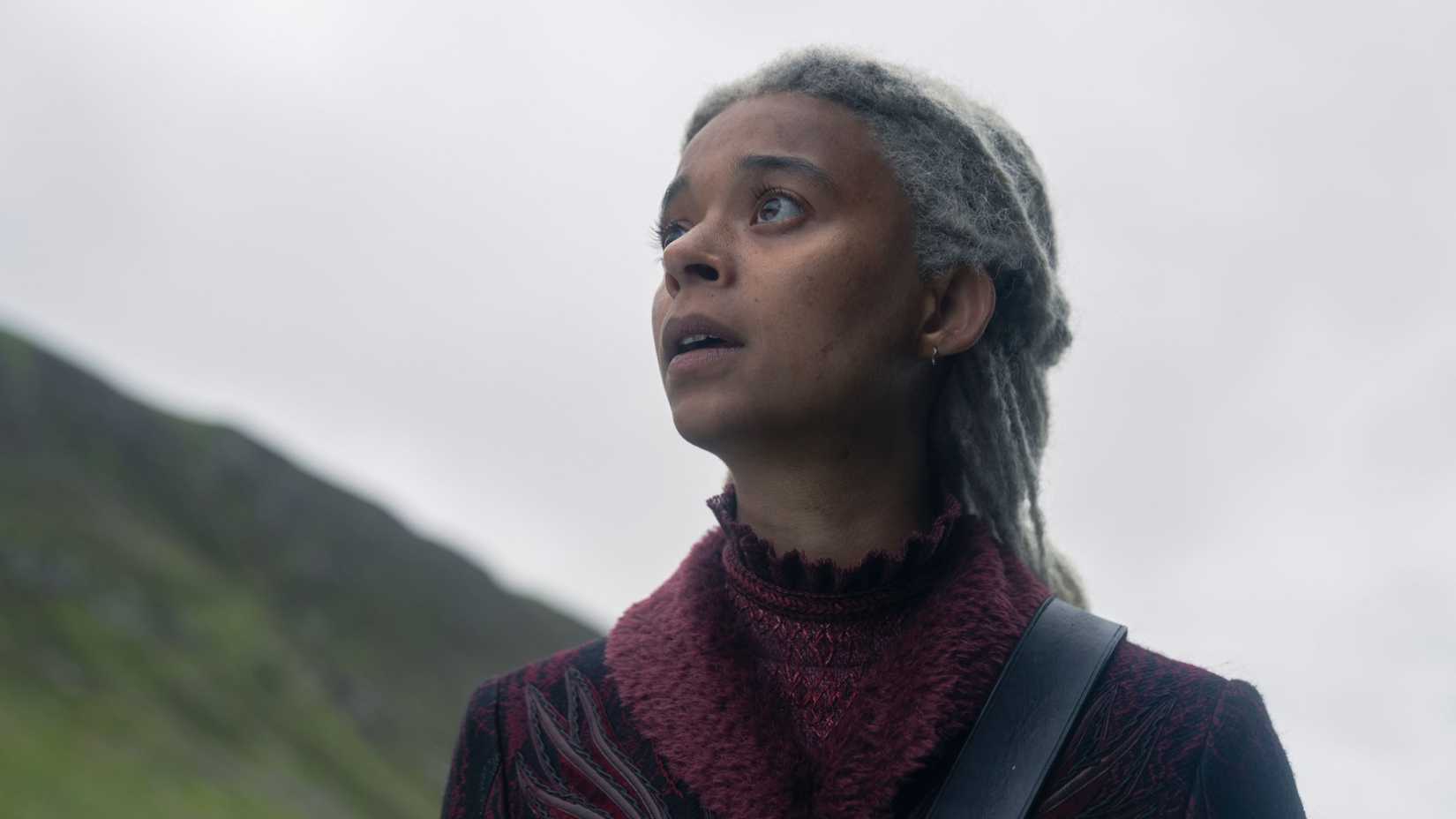 Rhaena Targaryen (Phoebe Campbell) looking up in House of the Dragon.