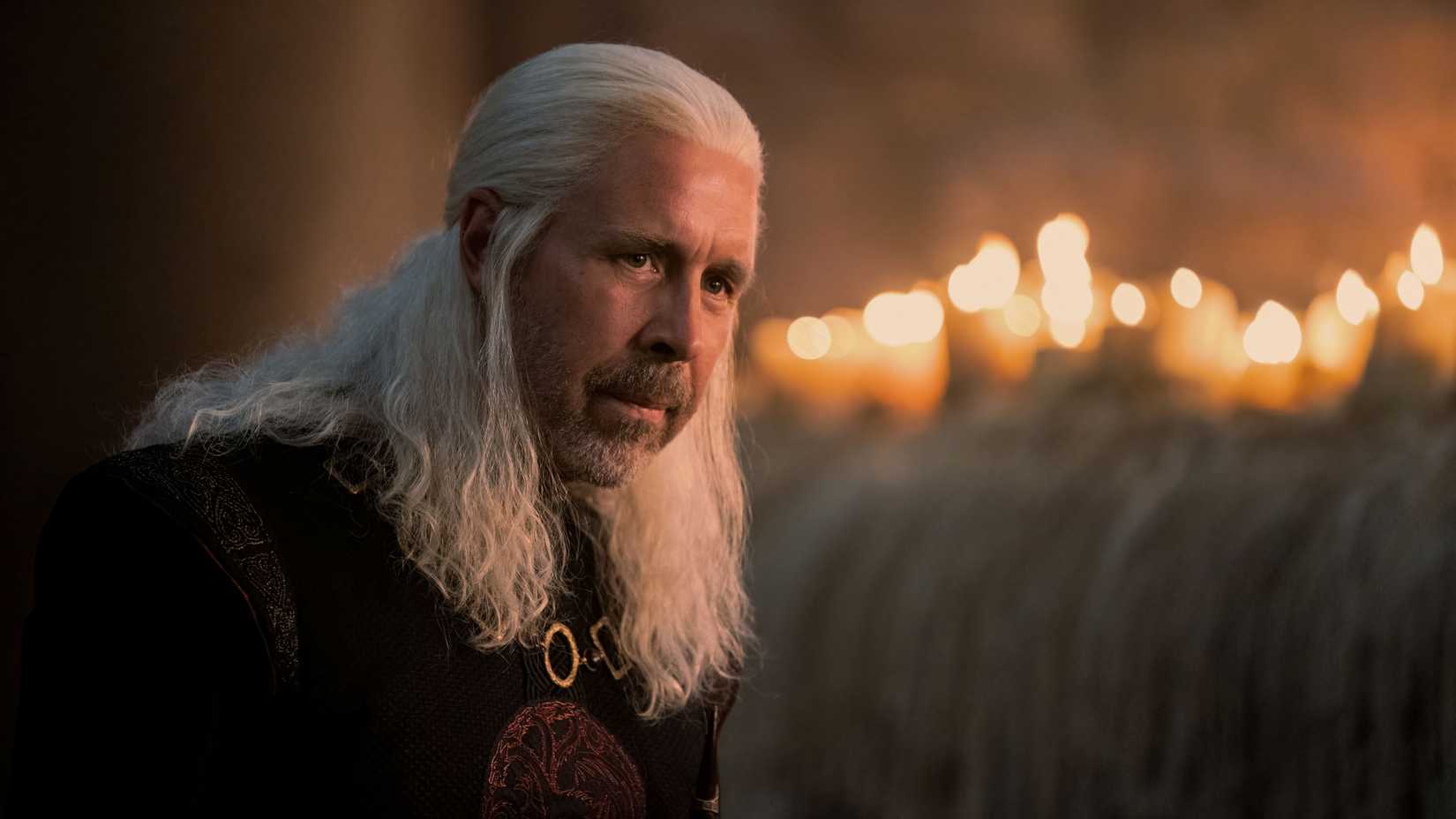 Viserys I (Paddy Considine) em House of the Dragon.