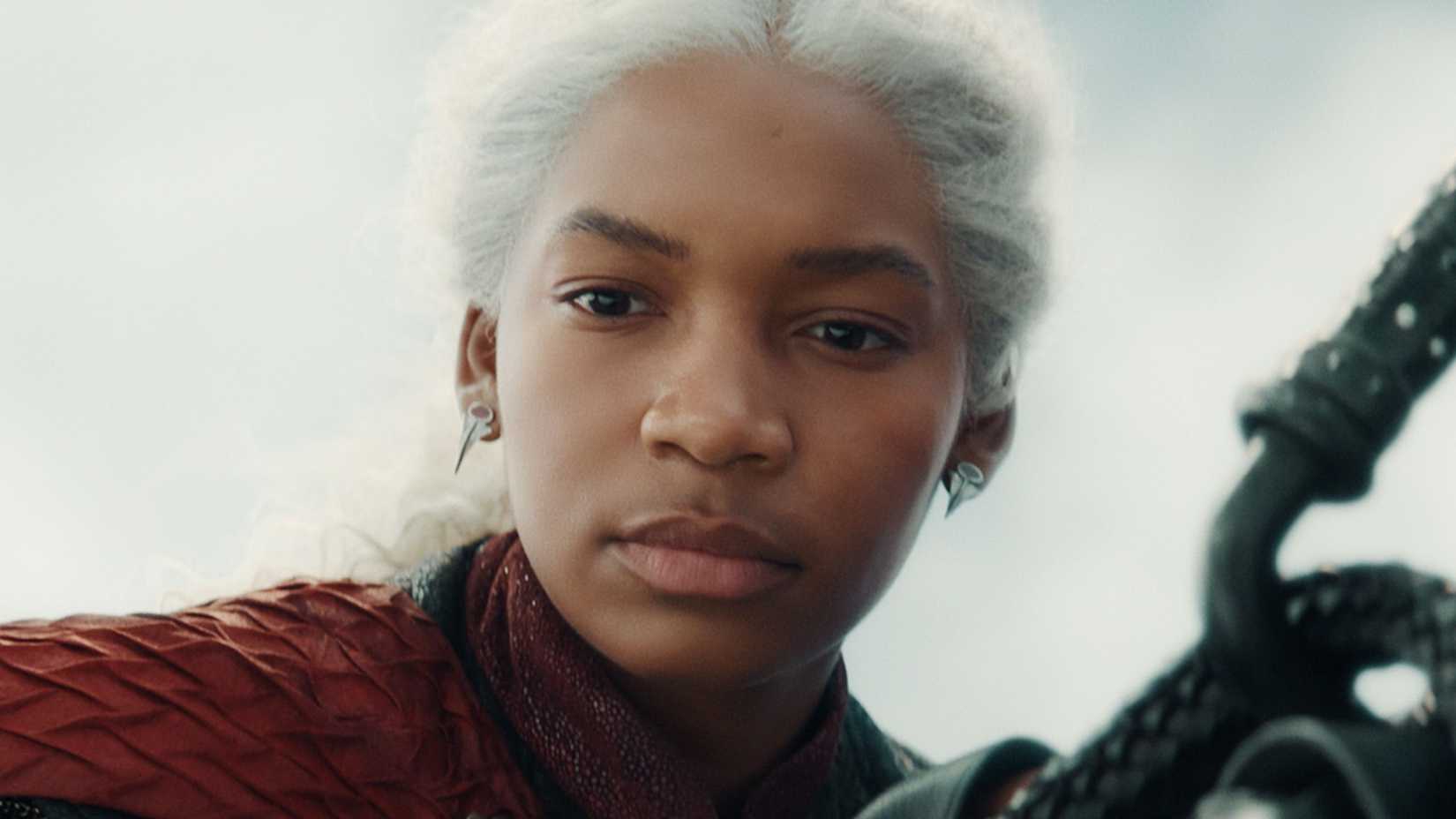 Baela (Bethany Antonia) olhando para baixo em House of the Dragon.