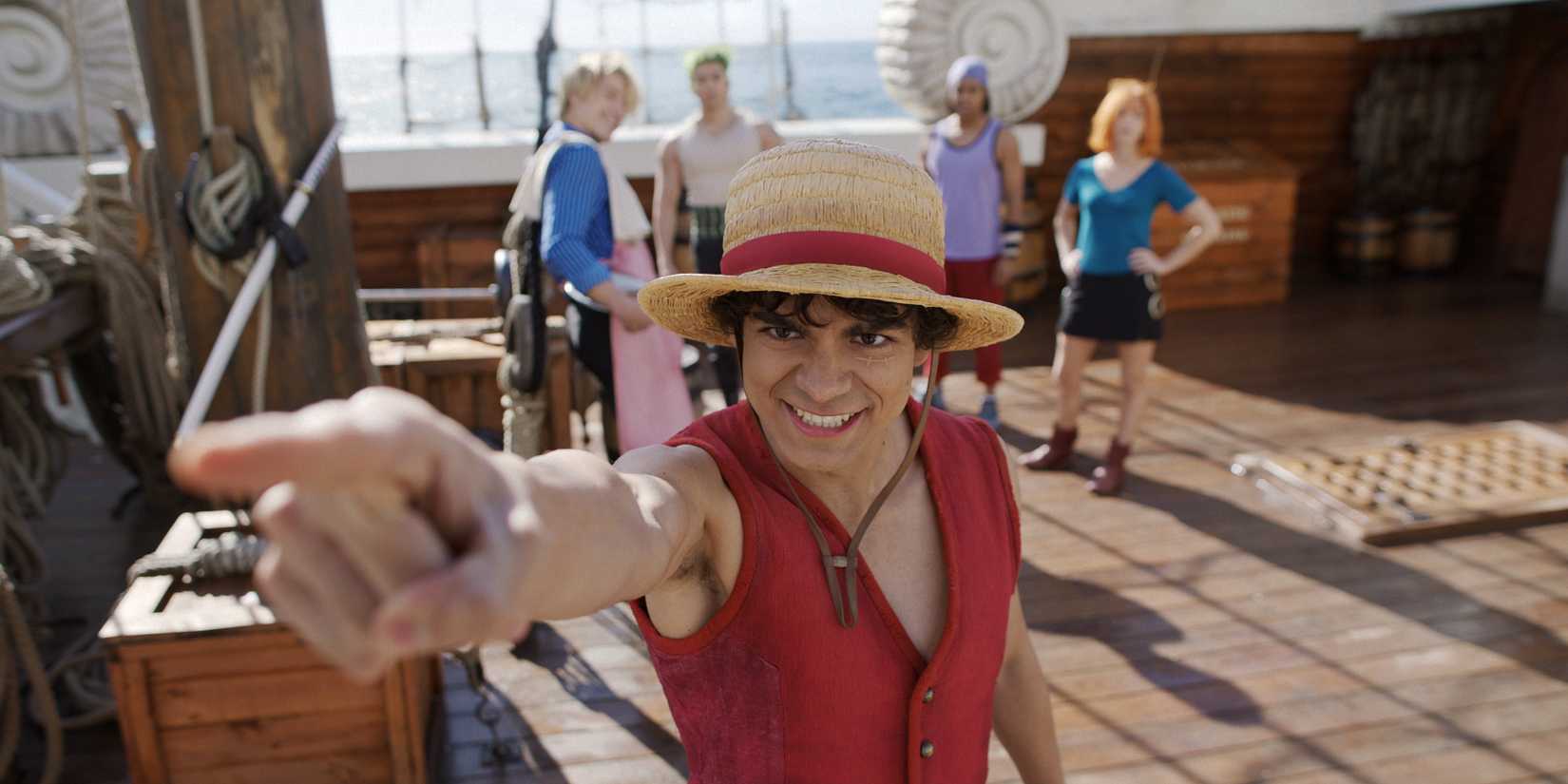 Iñaki Godoy como Luffy sorrindo e apontando na segunda temporada da série live-action de One Piece.
