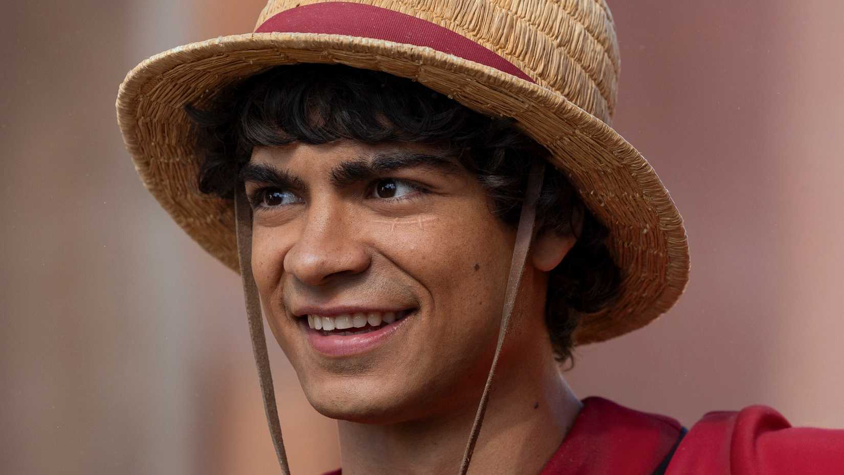 Iñaki Godoy como Luffy sorrindo em One Piece.