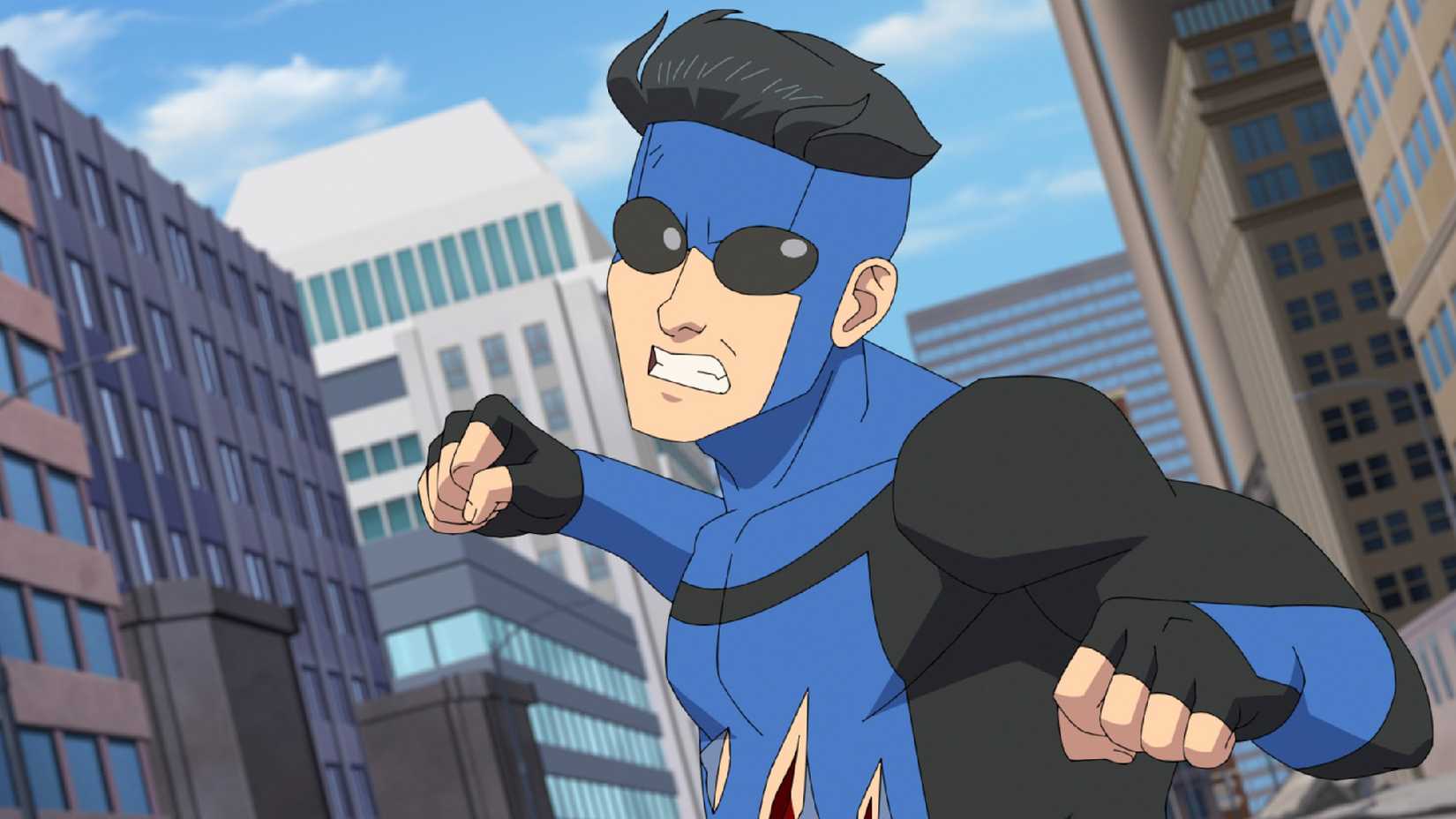 Invincible arremessando um soco com seu traje azul.