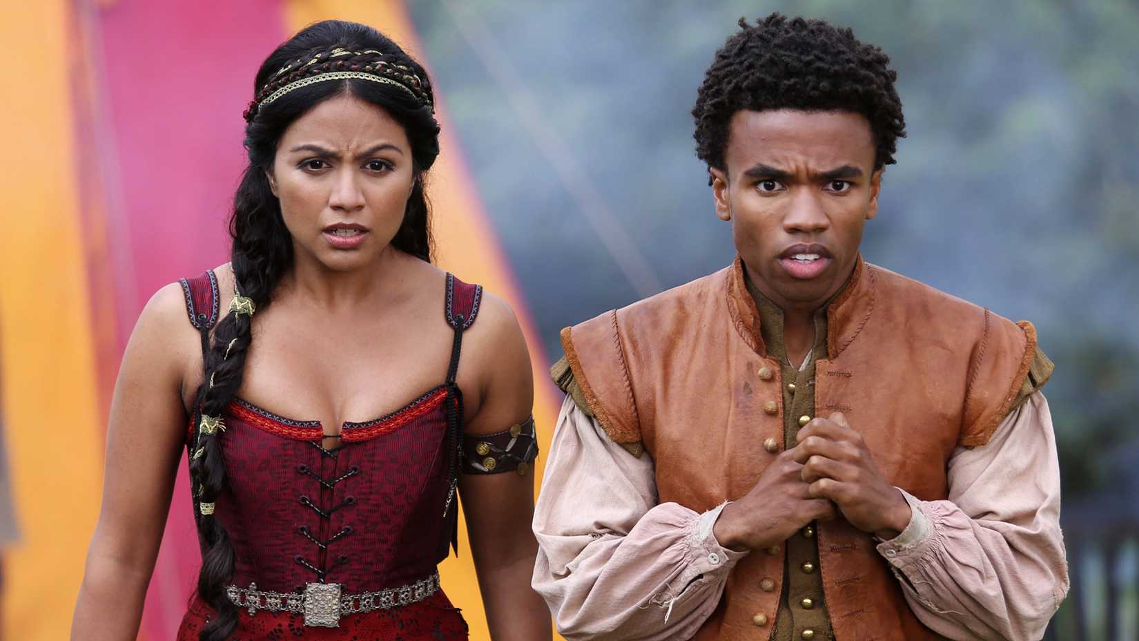 Isabella e Sid chocados em Galavant