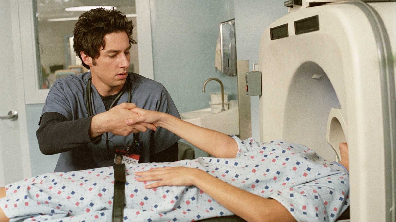 JD com mulher em máquina de ressonância em Scrubs