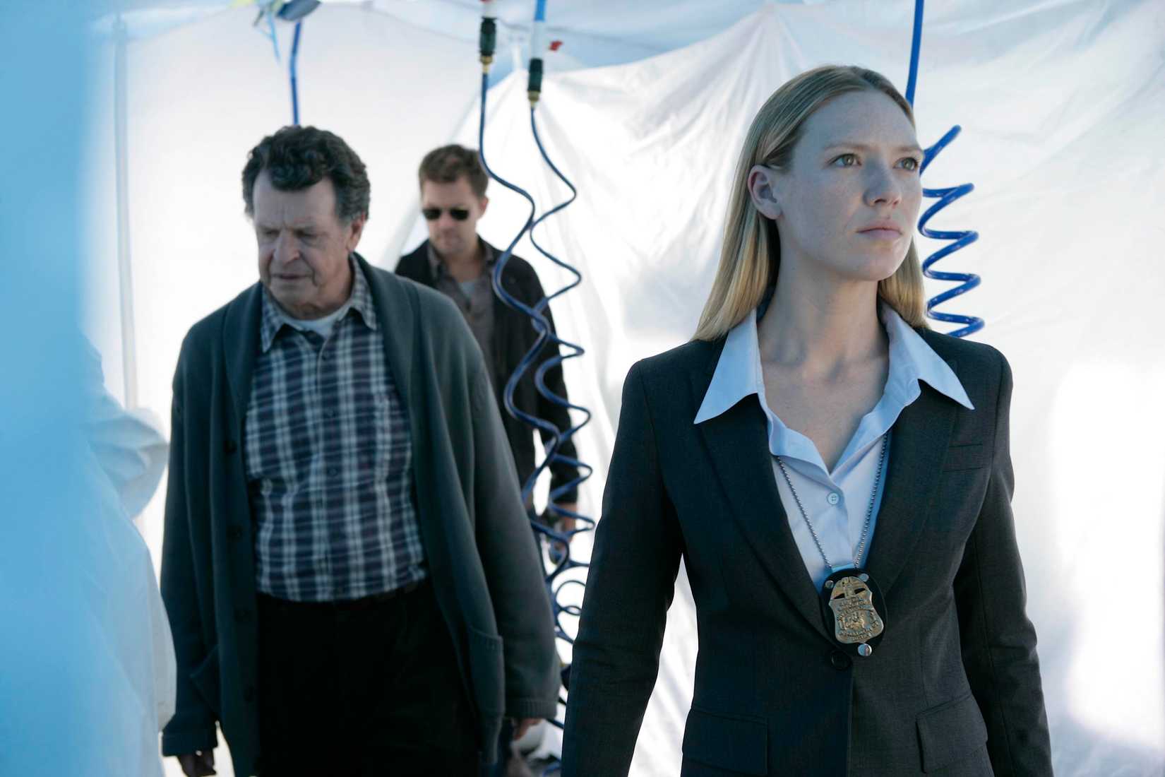 John Noble, Joshua Jackson, and Anna Torv in Fringe season 1, episode 6