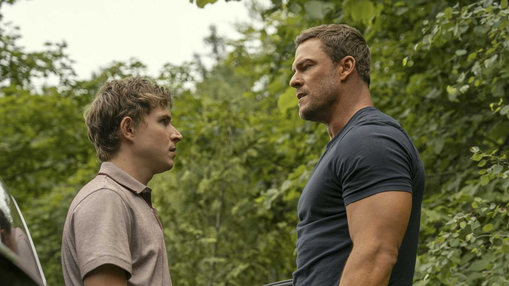 Johnny Berchtold e Alan Ritchson em cena de Reacher