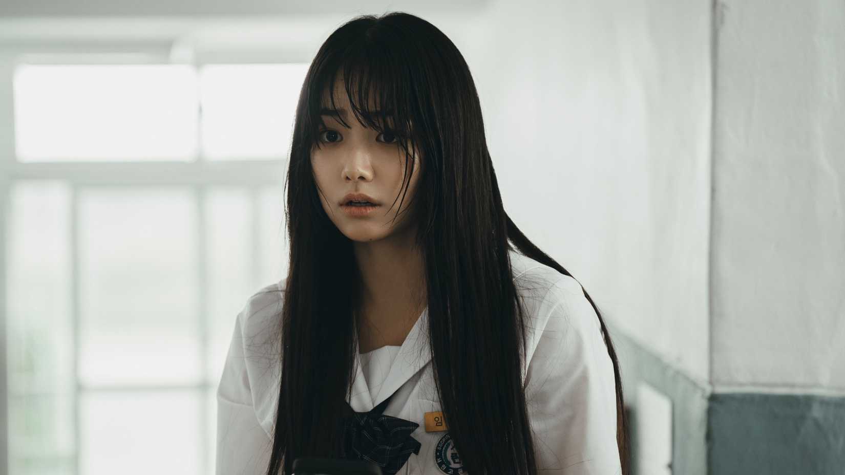 Um estudante assustado do ensino médio no K-Drama If Wishes Could Kill de 2026.