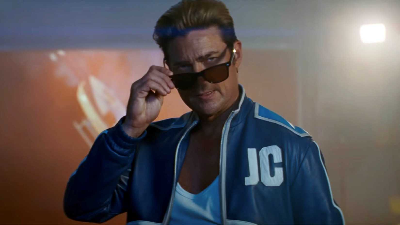 Karl Urban lowers his sunglasses as Johnny Cage in Mortal Kombat II