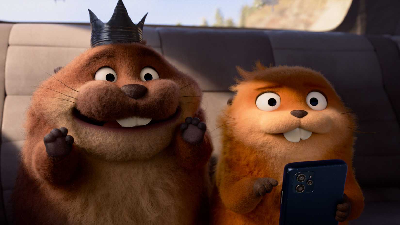 King George e Mabel como castores no banco de trás de um carro em Hoppers.