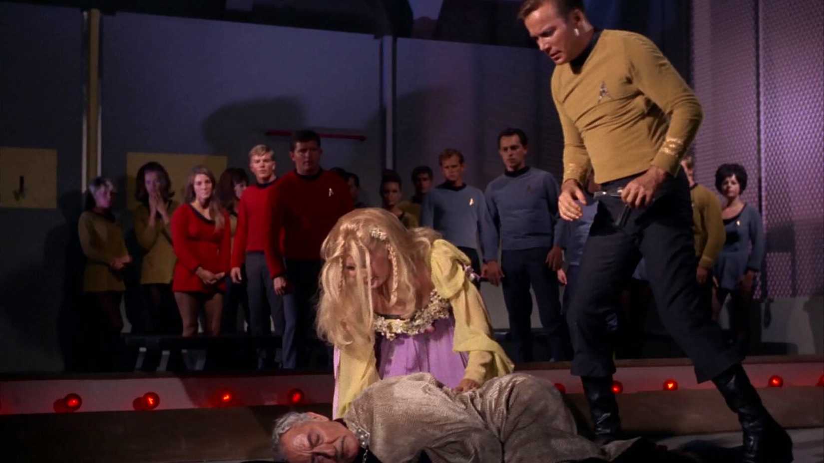 Kirk em pé sobre Karidian