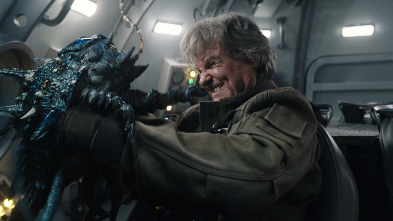 Kurt Russell como Lee Shaw lutando contra um monstro em Monarch: Legado de Monstros, temporada 2, episódio 1.