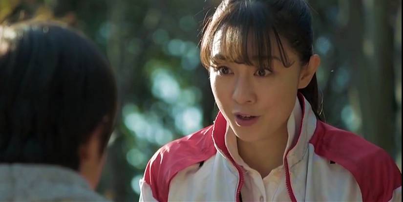 Kyoko Hoshina conversando com um menino em Never Let Me Go (série de TV)