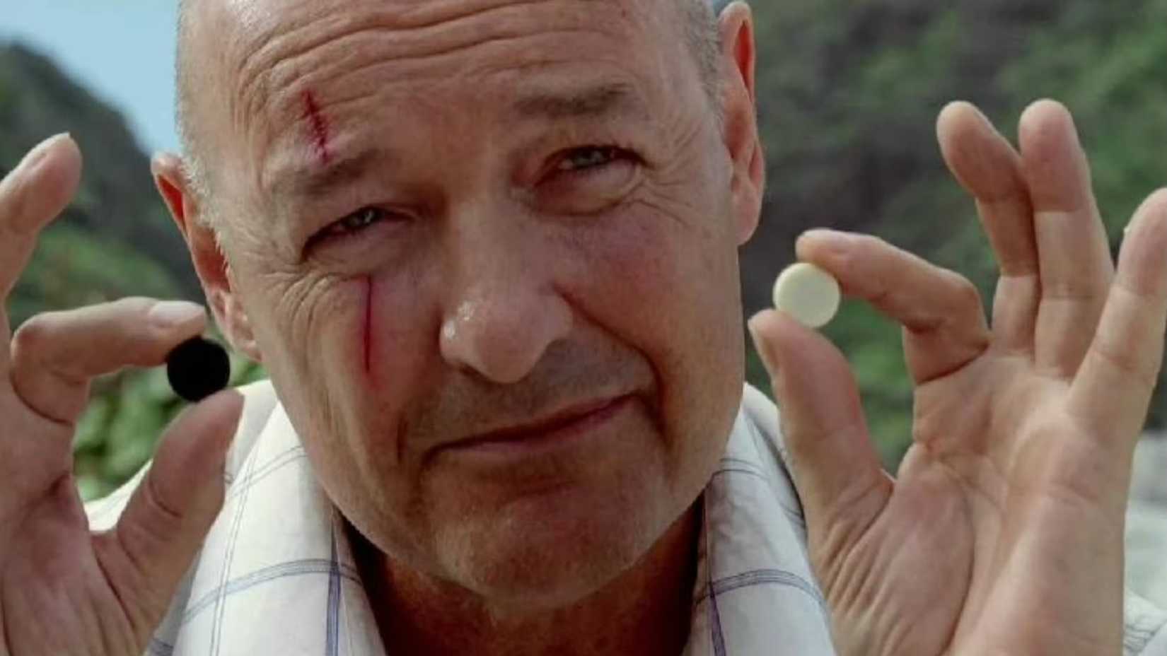 Locke segurando peças de gamão em Lost