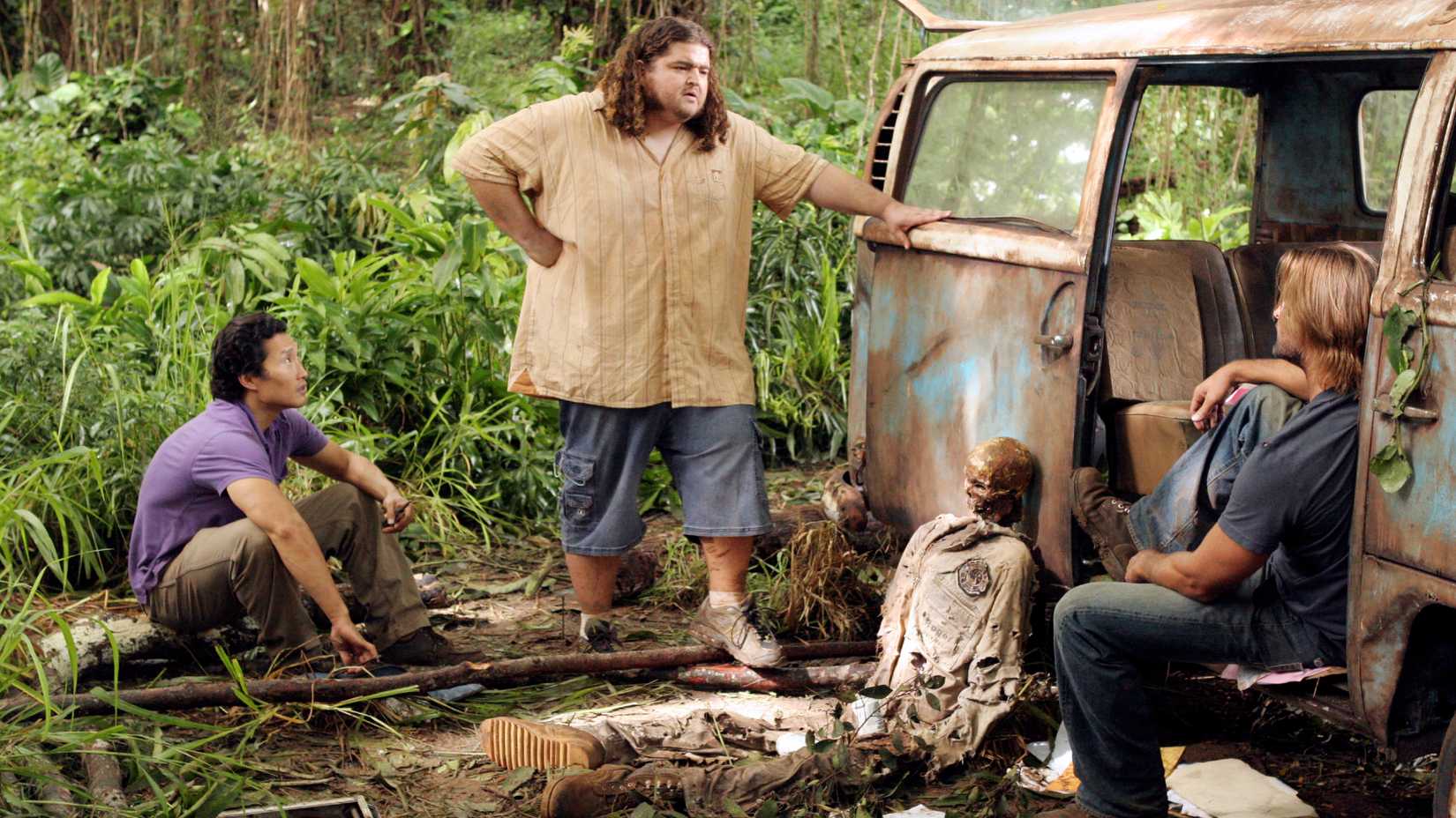 Jin, Hurley e Sawyer com o ônibus em Lost
