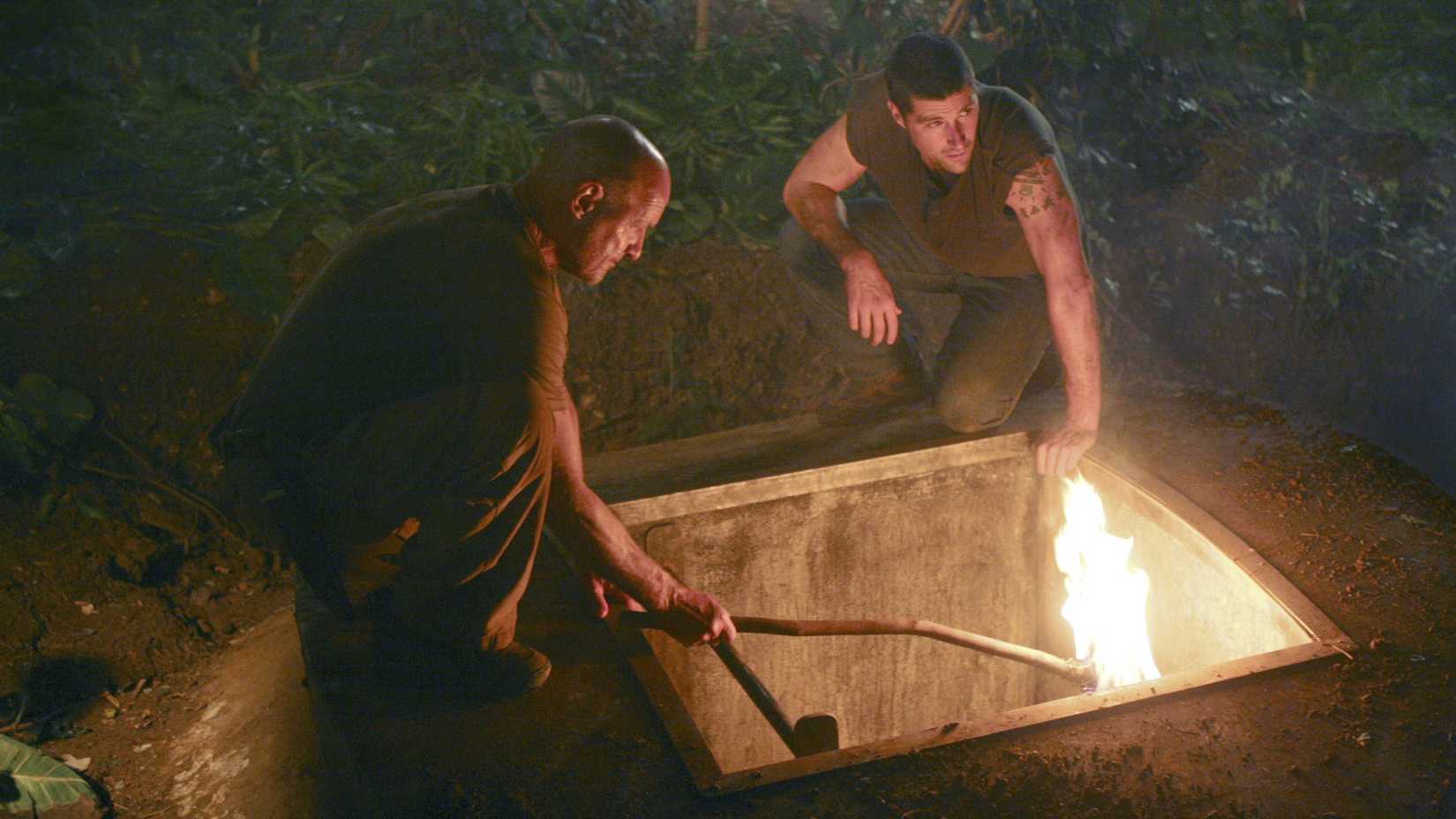 Jack e Locke olhando para a escotilha em Lost