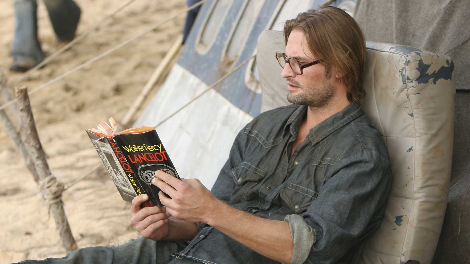 Sawyer lendo um livro em Lost