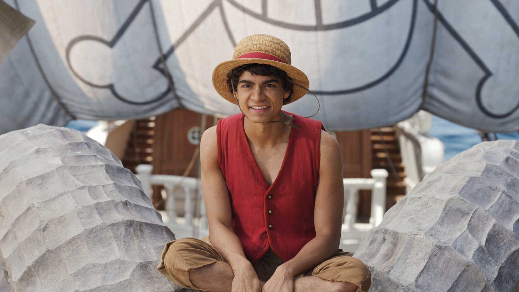 Luffy sentado no mastro do Going Merry na 2ª temporada de One Piece.