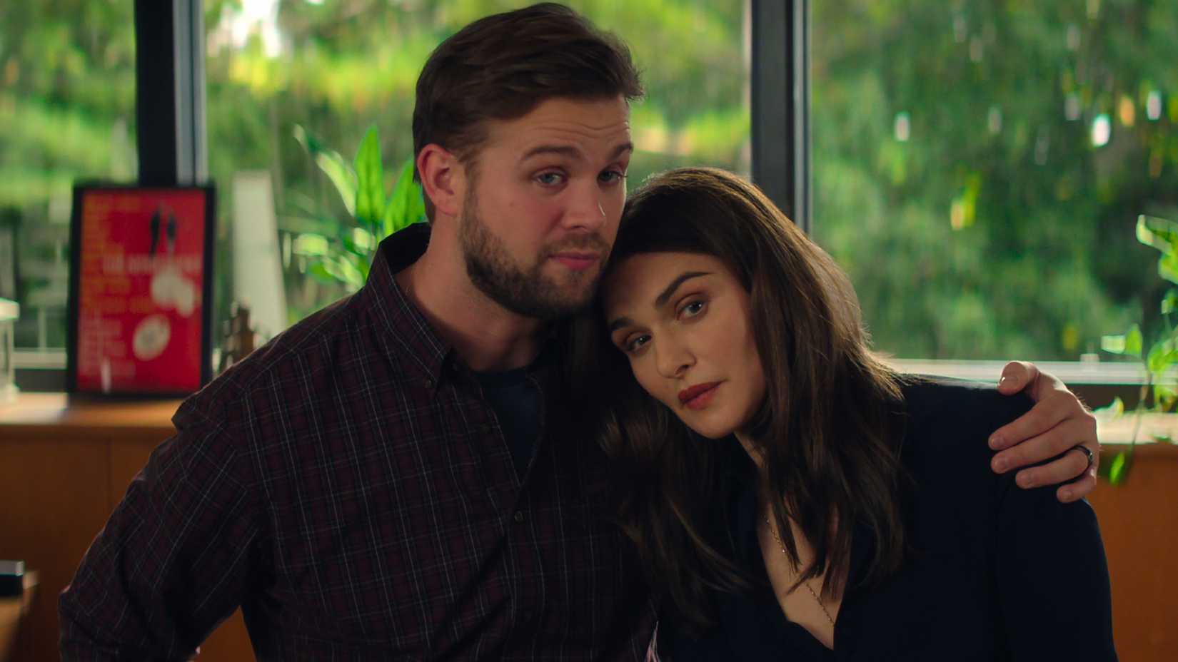 Rachel Weisz e Leo Woodall em cena da série Vladimir da Netflix.