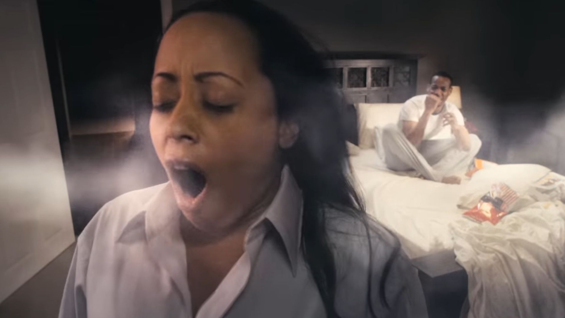 Malcolm e Kisha com um fantasma em A Haunted House