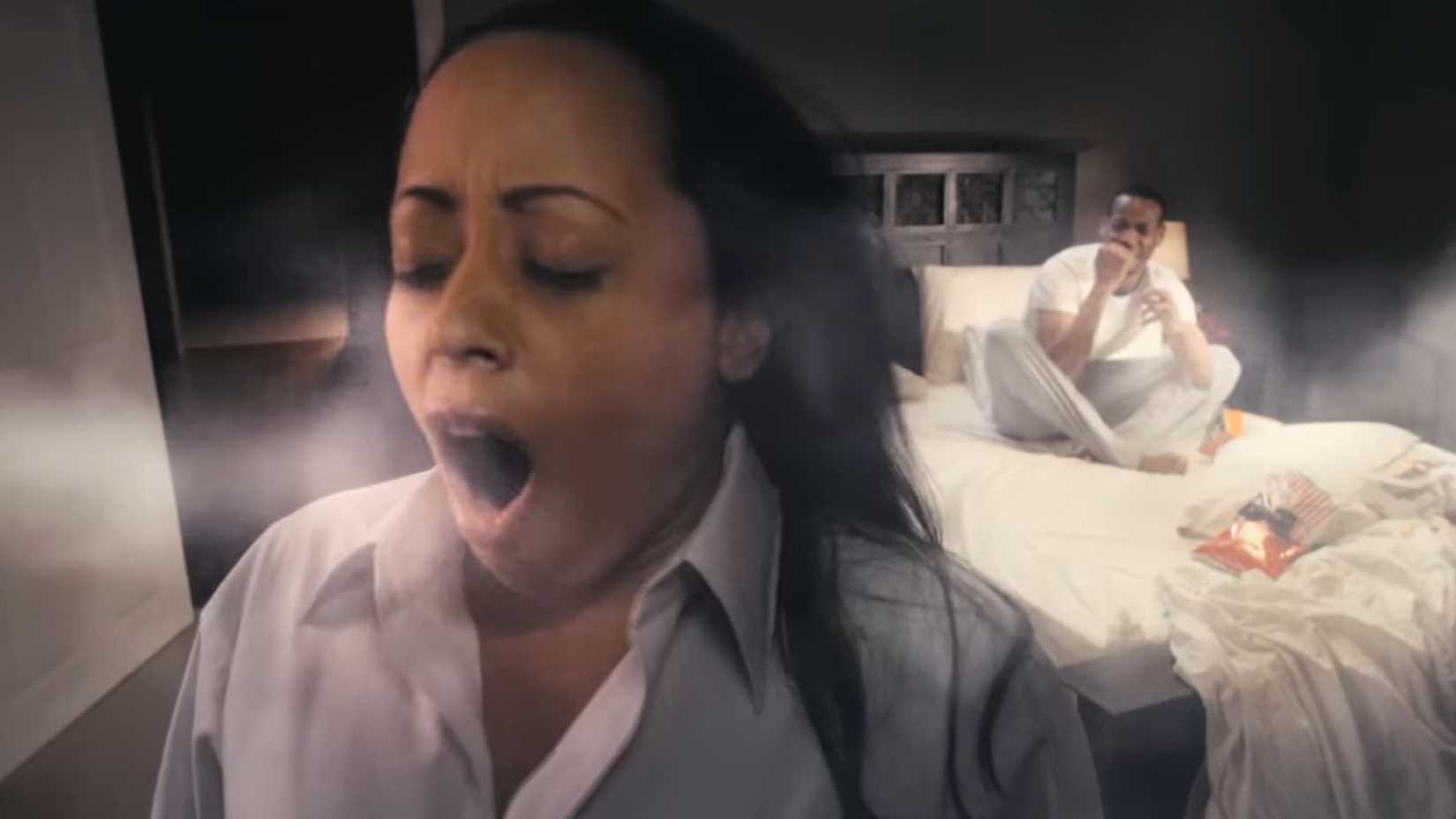 Malcolm e Kisha usando drogas com um fantasma em A Casa Assombrada