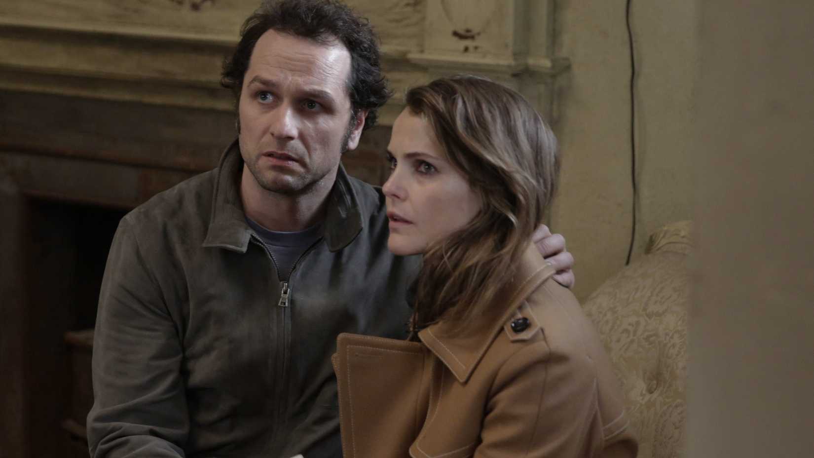 Matthew Rhys e Keri Russell com ar de preocupação em The Americans