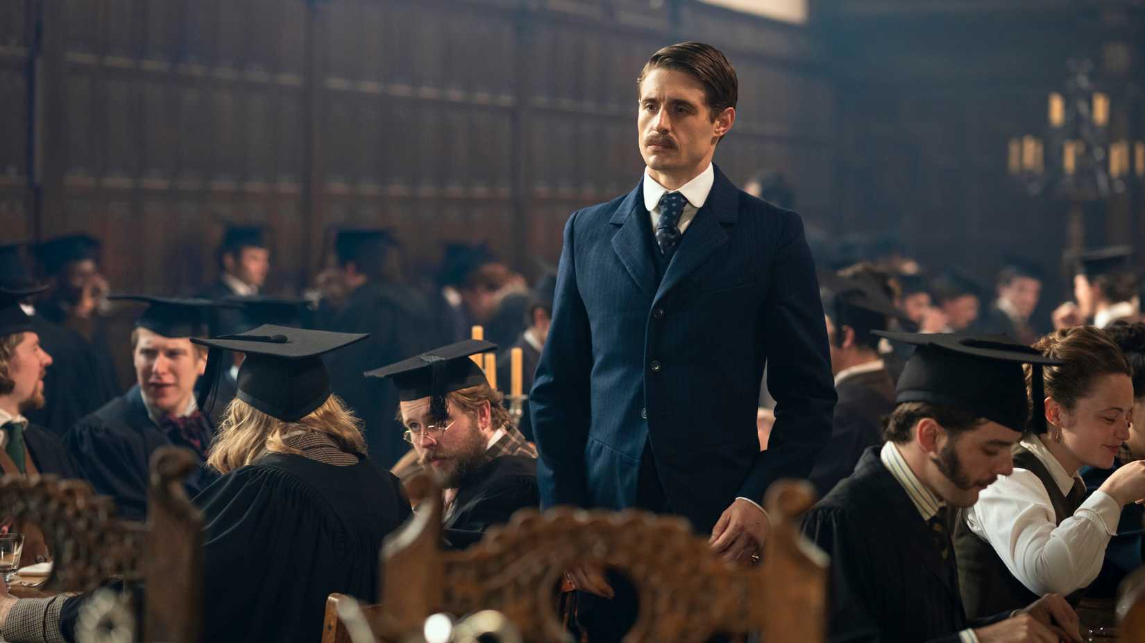 Max Irons como Mycroft Holmes em Young Sherlock