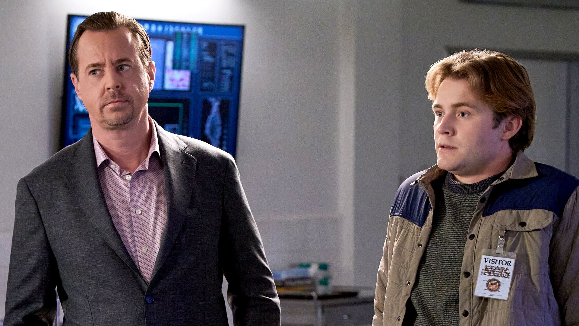 Timothy McGee e Mateo em cena de NCIS