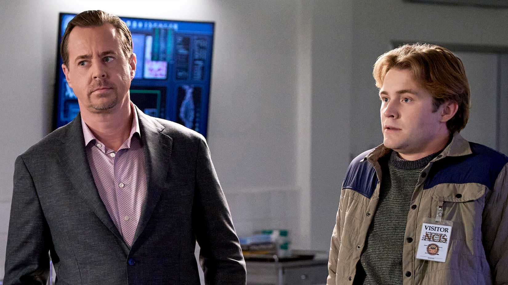 Timothy McGee e seu filho Mateo em cena da série NCIS.
