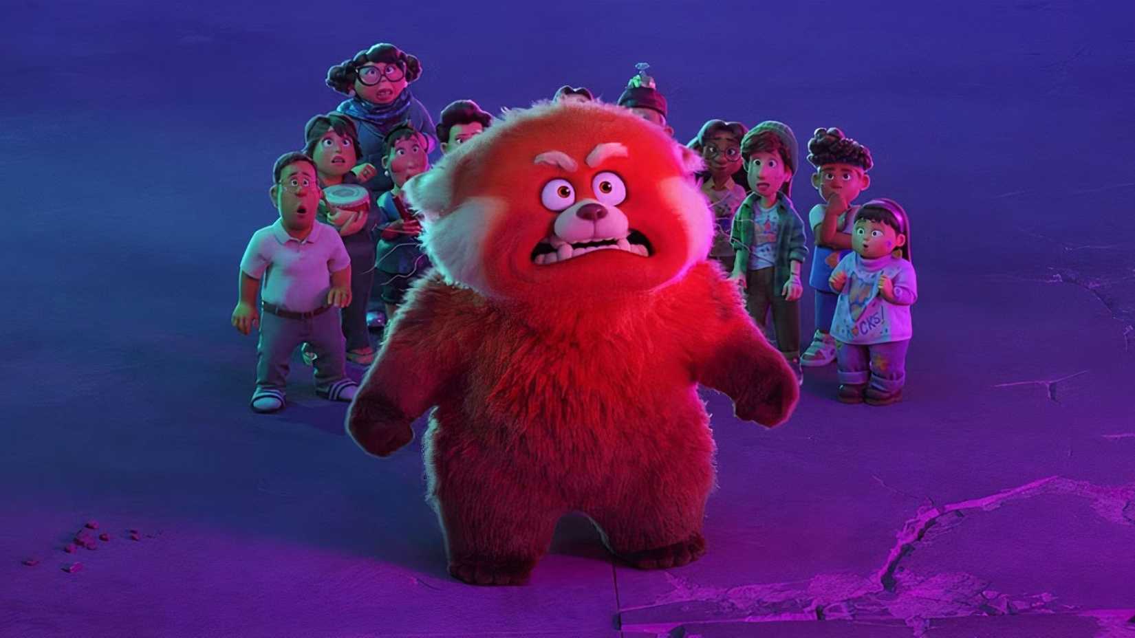 Mei em sua forma de panda vermelho olhando desafiadoramente para algo enquanto seus amigos e familiares humanos se reúnem atrás dela em Turning Red